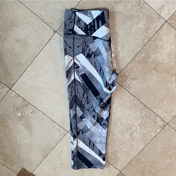 Nike Size Medium Dri-Fit Women’s Capri Leggings - Picture 4 of 7